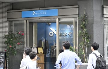 女子生徒、突然刺したか　広島の通信制高3人負傷