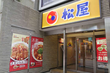 【食レポ】ケバブを丼にして1,000kcal超えの松屋「チキンケバブ丼」を食す! 分厚い鶏肉にスパイシーなタレ、ピクルス、生野菜がケバブらしさを残しながらもご飯物として激ウマ! みそ汁との相性もグー!