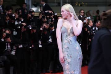 カンヌで今年最長19分のスタンディングオベーション！エル・ファニング感涙【第78回カンヌ国際映画祭】