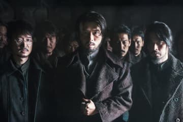 映画『ハルビン』ヒョンビンらキャスト陣が日本のファンへ動画メッセージ！　リリー・フランキーらの姿も捉えた場面写真12点解禁