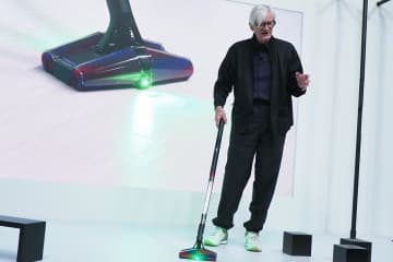 ダイソン、サイクロンではない新提案のスリム掃除機　2ローラーで軽い操作