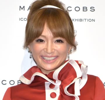 浜崎あゆみ、愛犬たちの入浴ショットに反響。手ぬぐいを頭に乗せて「いい湯だな〜」