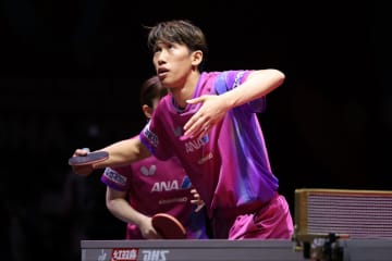 「大番狂わせだ！」世界ランク１位の中国ペアを破った吉村真晴／大藤沙月ペアにITTFも驚き「ヨシムラが重要なラリーを制した」【世界卓球】