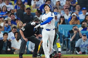 大谷が顔をゆがめて悶絶、5階席まで届く絶叫「あ～～～！」　不運にネットも冷や汗「大丈夫？」