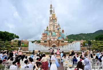 香港ディズニーでロマンチックな「520」イベント、52組がセレモニー参加―香港