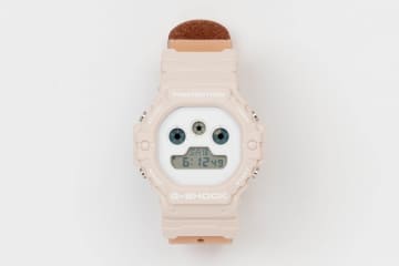 エンダースキーマ×G-SHOCKのレザーベルト腕時計、ホワイトカラーの“3つ目”ダイヤル