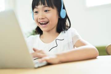 「AI英会話、使ってる？」小学生の英語学習、6割が“リアル対話”を重視