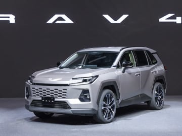 トヨタ、世界市場で人気の「RAV4」新型にスイッチ　PHEVとHEVだけのラインアップで登場