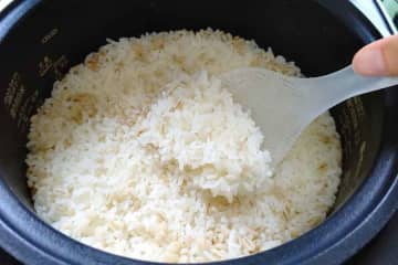 炊飯器で保温したごはんが黄色くなるのはなぜ？　高温多湿の時期に気をつけたい保存のポイントとは　栄養士に聞いた