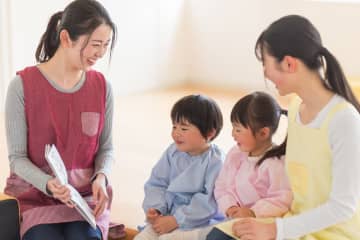 「保育士」と「幼稚園教諭」、給料や仕事内容、必要な資格はどう違う？