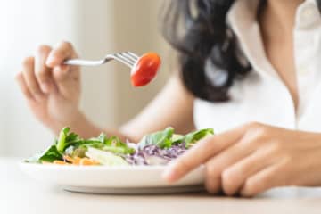 ダイエットも兼ねて「1日2食」にしようかと考えています。食費も節約できそうですが、月にいくらくらい節約できるでしょうか？
