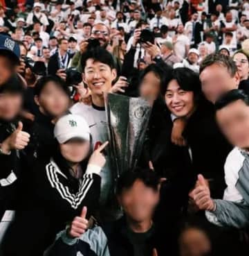 えっ、なんでそこに!? 俳優パク・ソジュン、“親友”ソン・フンミンの優勝SHOTにしれっと写り込む【PHOTO】