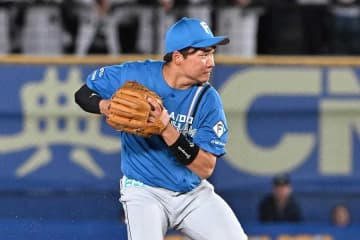 23歳ルーキーの「異次元」な流れる守備が話題　ピッチャー思わず笑顔　ネット「守備職人すぎる」