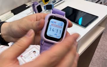 トヨタ、通話もできる子供の見守り用スマートウォッチ「サユー（SayuU）」展示