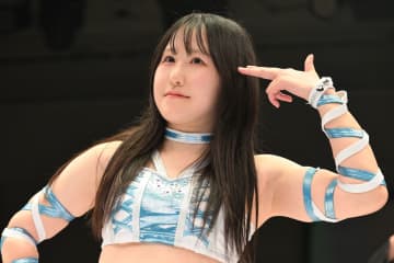 【スターダム】元自衛官・儛島エマが1年2ヶ月の練習生期間を経て堂々デビュー！AZMと真っ向勝負で新たな一歩「長い練習生期間の中を今日1日のために頑張ってきたんだなって思います」