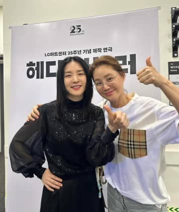 「女神同士」イ・ヨンエ、キム・ソンリョンの仲睦まじいツーショット “若々しい”【PHOTO】