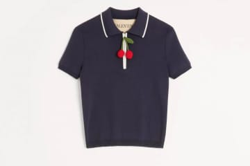 ヴァレンティノ25年秋ウェア、“ハートビジューボタン”煌めくワンピ＆チェリーが揺れるニットポロ