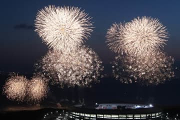 「幕張ビーチ花火フェスタ2025」千葉・幕張海浜公園で、海上花火や“チーバくん”花火など約2万発