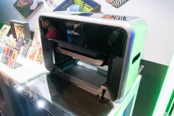 Anker、ガラスや金属にも凹凸を印刷できるUVプリンター「EufyMake UV Printer E1」。産業用から約90％小型化