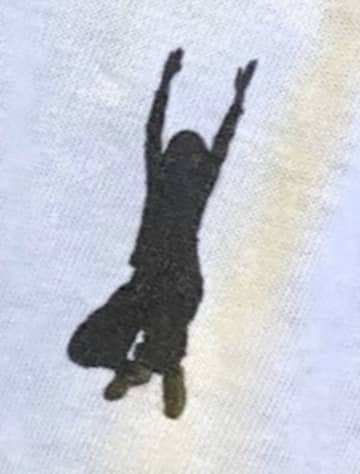 夫が勝手に妻の写真をTシャツ化――〝悲報〟に14万人破顔　「めっちゃいい」「こんなふうに愛されたい」
