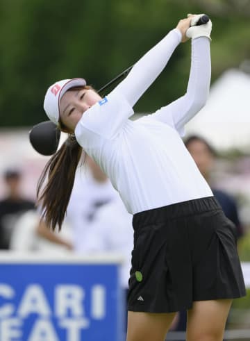 19歳ルーキー荒木らが首位発進　女子ゴルフ第1日