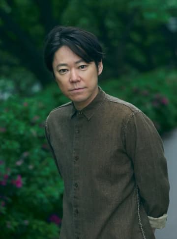 本木雅弘主演・戦後80年ドラマ『八月の声を運ぶ男』、阿部サダヲ、尾野真千子ら共演キャスト発表