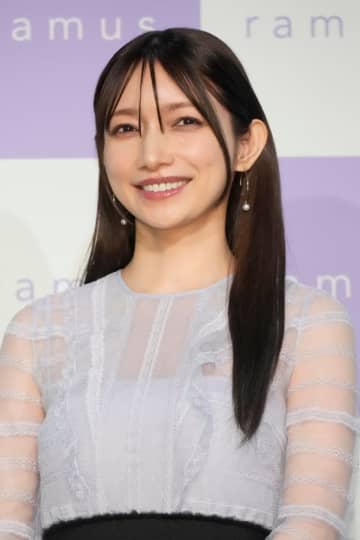 「開いた瞬間びびった」後藤真希の接近ショットにSNS驚き「雰囲気違う」「黄金のオーラと後光がすごい」