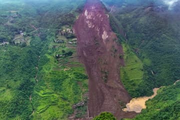 中国貴州省果瓦郷の地滑り、19人が巻き込まれる