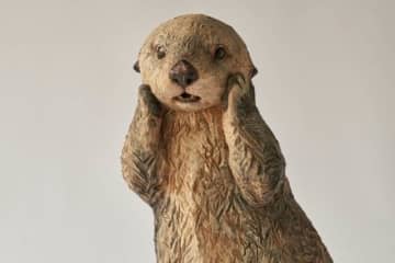 動物彫刻家・はしもとみおの展覧会、ラッコ“メイちゃん”など新作木彫が群馬県立館林美術館に