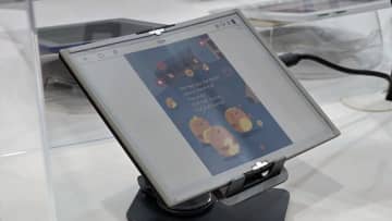 これぞ本。カラーEインク搭載の折りたたみ電子ブックリーダーをCOMPUTEXで発見（スマホ沼）