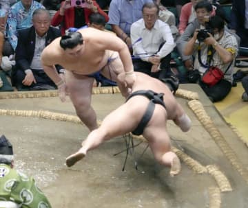 大の里12連勝、23日にもV　豊昇龍3敗目、琴桜勝ち越し