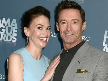 W不倫浮上のヒュー・ジャックマン＆サットン・フォスターが手つなぎデート