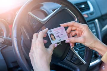 3月から始まった「マイナ免許証」のメリットとは？手数料は普通の免許証と変わる？
