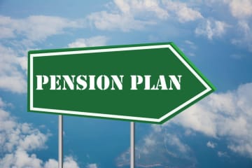 もうすぐ60歳で「貯蓄2000万円」があります。友人に「年金を60歳から受け取ると損」と言われましたが、なぜでしょうか？ 判断のポイントを解説