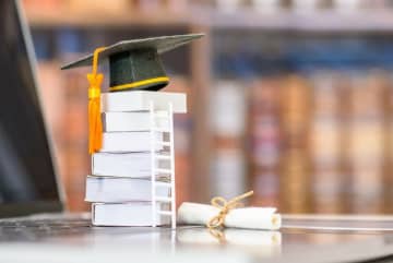 親に「高卒で十分」と言われますが、奨学金を借りてでも大学に進学したいです。生涯年収的に“大卒”のほうが有利ですよね？「月5万円」借りると、何歳まで返す必要がありますか？