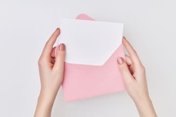 年金事務所から「黄色い封筒」が届いていましたが、今回は「ピンクの封筒」が届きました。これはどのような意味でしょうか？