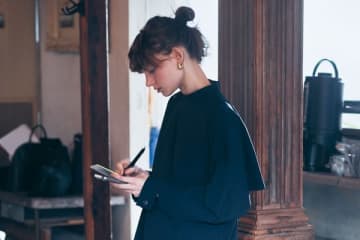 【明日なに着る？】デニムを穿く日もスマートに整う「濃ネイビーのシャツワンピース」