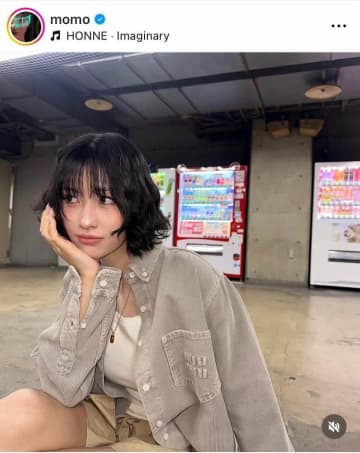 「美しい」TWICEモモ、肩出し大胆ドレスの破壊力　意味深カメラ目線にファン悶絶「いつ観ても綺麗で可愛い」