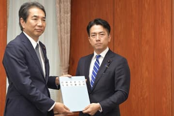 無言で異例、農相引き継ぎ式　江藤氏のさらなる失言警戒？大臣室に緊張感