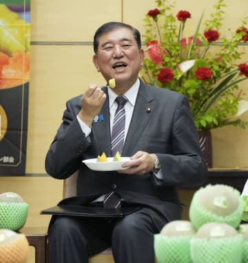 石破首相、茨城産メロンを試食　「ぜいたくだったが身近に」
