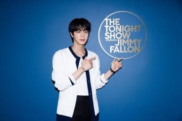 BTS ジン、メンバーに言及も！米「ザ・トゥナイト・ショー」でユニークな一面を披露（動画あり）