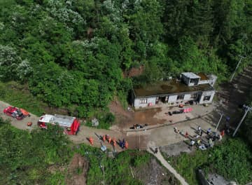 中国貴州省果瓦郷の地滑り、19人が巻き込まれる