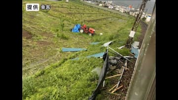 強風で飛ばされた小屋は1カ月以内に作られたか　乗客3人死傷　走行列車に衝突、窓ガラス割れる　突風の種類は「ダウンバースト」または「ガストフロント」の可能性が高い　気象庁が発表