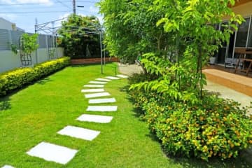 庭付き一戸建「庭の芝」手入れが大変…みんなはどうやって管理してる？ 悩む相談者へのアドバイス続々