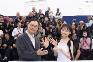 齊藤京子、初カンヌで異例の拍手喝采！深田晃司監督とフォトコールへ【第78回カンヌ国際映画祭】