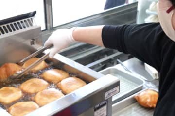 豚まんの聖地・大阪に豚饅茶屋「花花＜ふぁーふぁー＞」復活開店！一番人気「揚げ豚まんじゅう」は必食