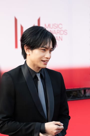中島健人、ブラックのスーツで『MUSIC AWARDS JAPAN 2025』レッドカーペットに登場