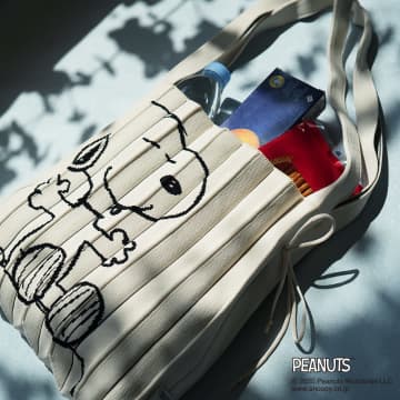 【PEANUTS】スヌーピーたちが大胆プリント♪大人も持てる「最新バッグ＆ポーチ5種」が上品かわいい！
