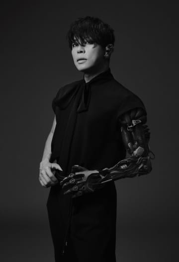 西川貴教、“誰かのヒーロー”を描いた力強いロックチューン「HEROES」MV公開