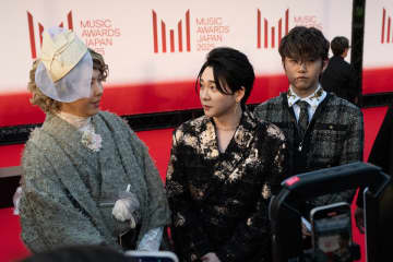 Mrs. GREEN APPLE、ゴージャスな衣装で『MUSIC AWARDS JAPAN 2025』レッドカーペットに登場